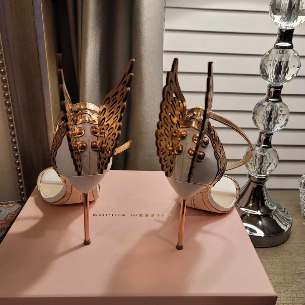 Sophisticated Winged Heels in Gold and White - Picture 7 of 13